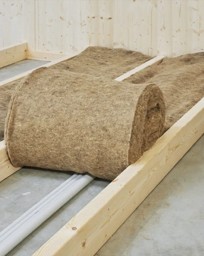 Montaż wełny owczej OPTIMAL 18 kg/m³ na podłodze – naturalna izolacja termiczna