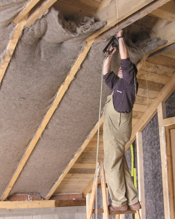 Izolacja z wełny owczej OPTIMAL 18 kg/m³ montowana na suficie – ochrona cieplna i akustyczna