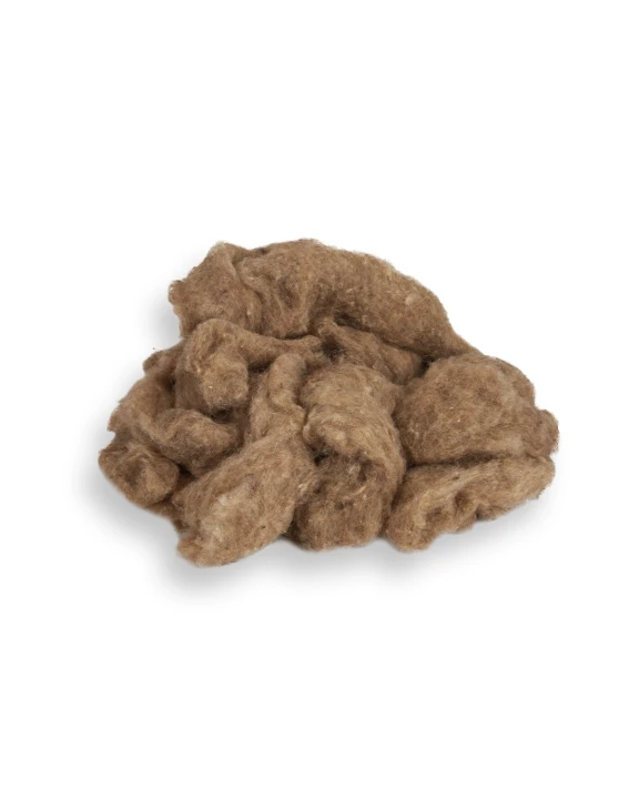 Naturalna izolacja z owczej wełny luzem ISOLENA – runo zgrzebne w formie sypkiej, idealne do wypełniania szczelin.